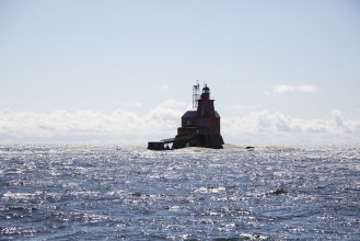 Getting closer to Kallbådan lighthouse