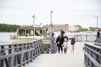 Guests arriving by waterbus