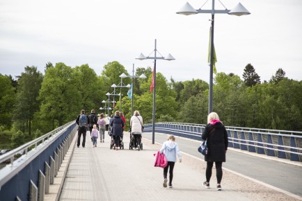 Reopening the zoo after coronavirus shutdown: poeple in the Mustikkamaa bridge walking to the zoo