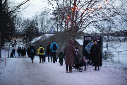 People arriving to Lux Korkeasaari