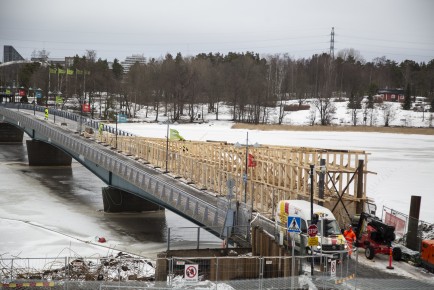 Crown bridges: temporary bridge for pedestrians to the zoo