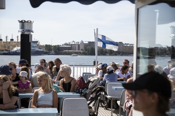 PW/S Vispilä people on sundeck travelling to the zoo