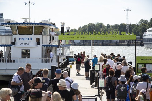 People waiting to get on board of PW/S Vispilä, the ferry to the zoo