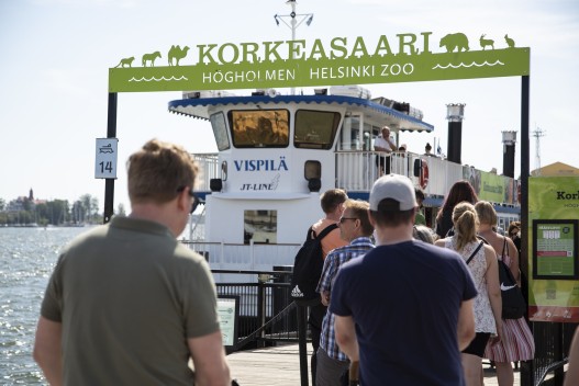People waiting to get on board of PW/S Vispilä, the ferry to the zoo