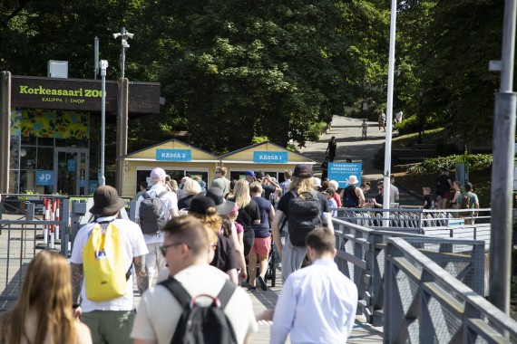 People arriving to the zoo from ferry