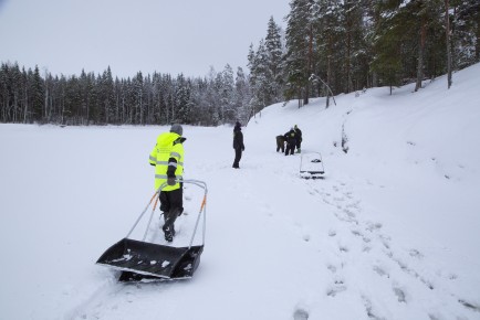 Making of snowdrifts to help the breeding of Saimaa ringed seals in Pihlajavesi