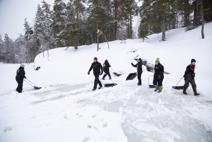 Making of snowdrifts to help the breeding of Saimaa ringed seals in Pihlajavesi